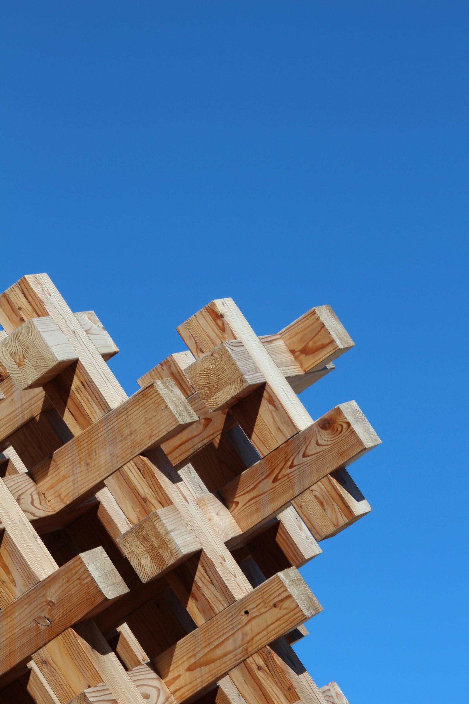 Präzise gefertigte Holzverbindung eines Ingenieurholzbaus